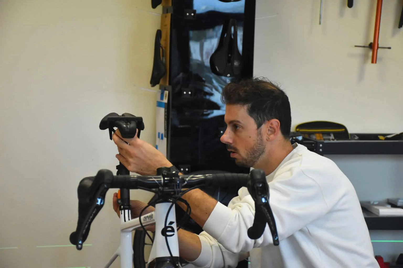 Marco Canola durante una sessione di bike fitting nello studio HUBBICI